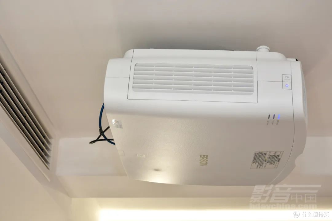 前置散热风道化解了安装难题，机身背部无需预留散热空间