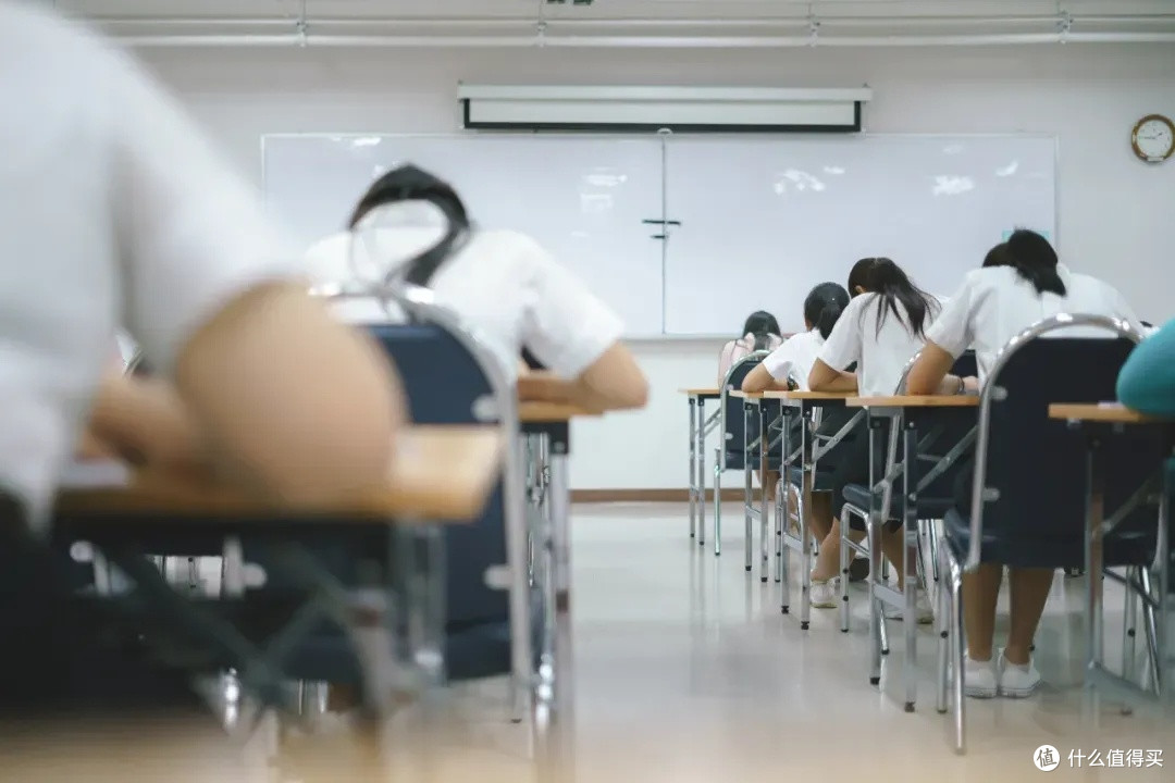 看了2025年高考作文,我顿悟了面对苦难的三重境界