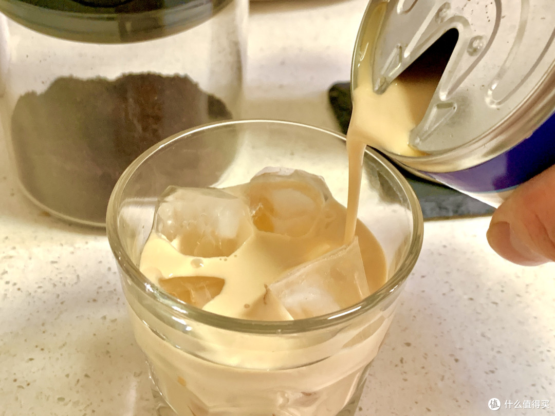 无意间的随便搭配，竟然做出了港式茶餐厅的经典饮品：“啡走”