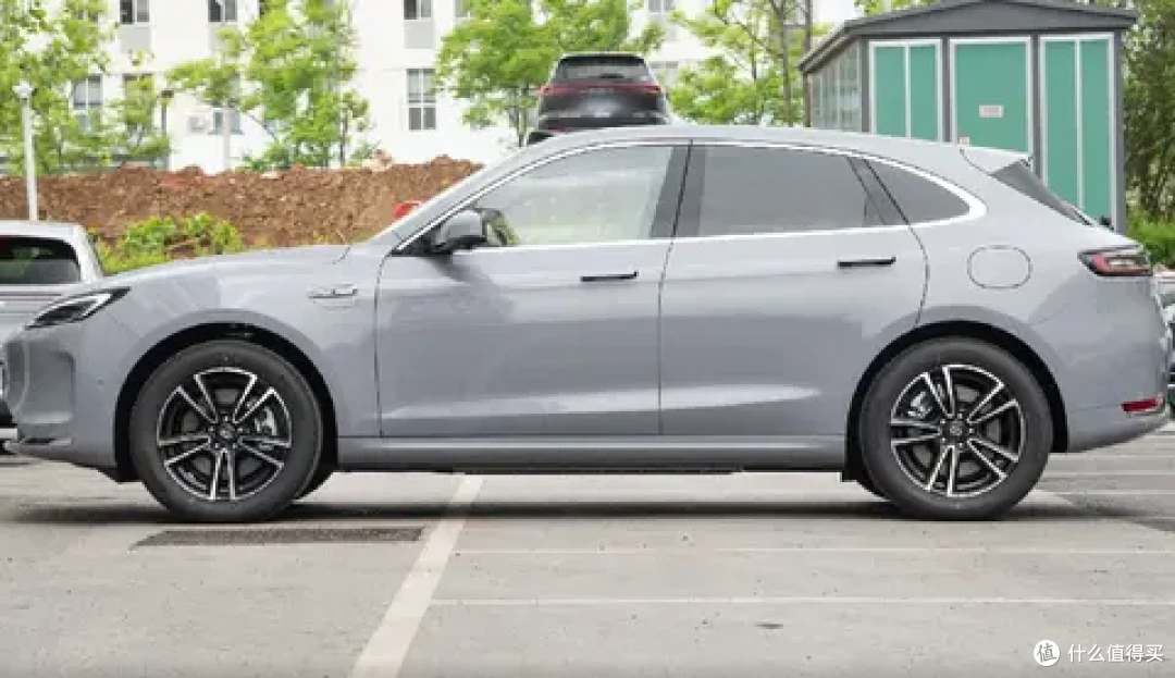 问界新M5 Ultra对比阿维塔07，同为增程式SUV，你选择哪一款？