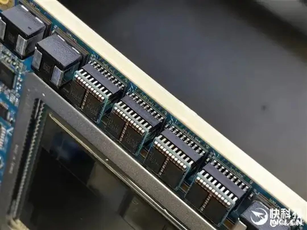 AMD AI加速卡升级288GB内存、1400W功耗野兽！下代更是80万兆网卡