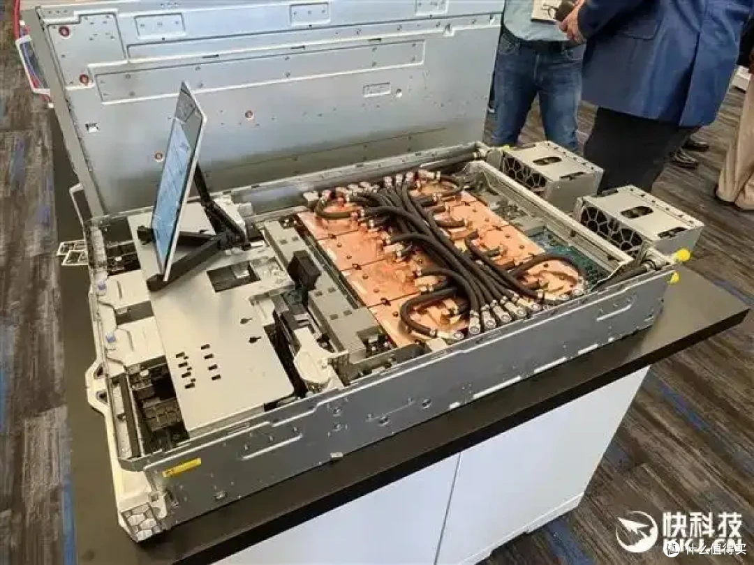 AMD AI加速卡升级288GB内存、1400W功耗野兽！下代更是80万兆网卡