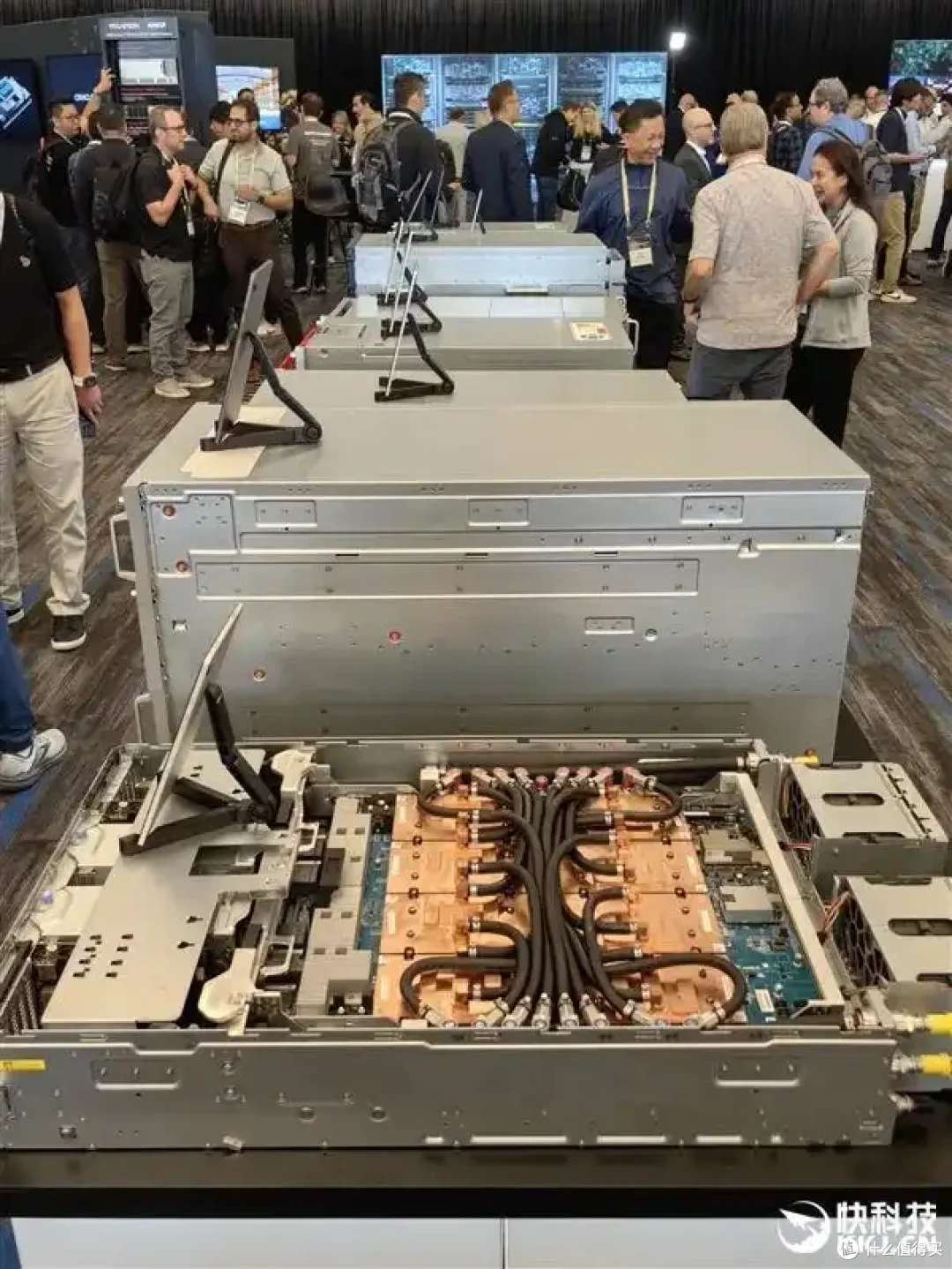 AMD AI加速卡升级288GB内存、1400W功耗野兽！下代更是80万兆网卡