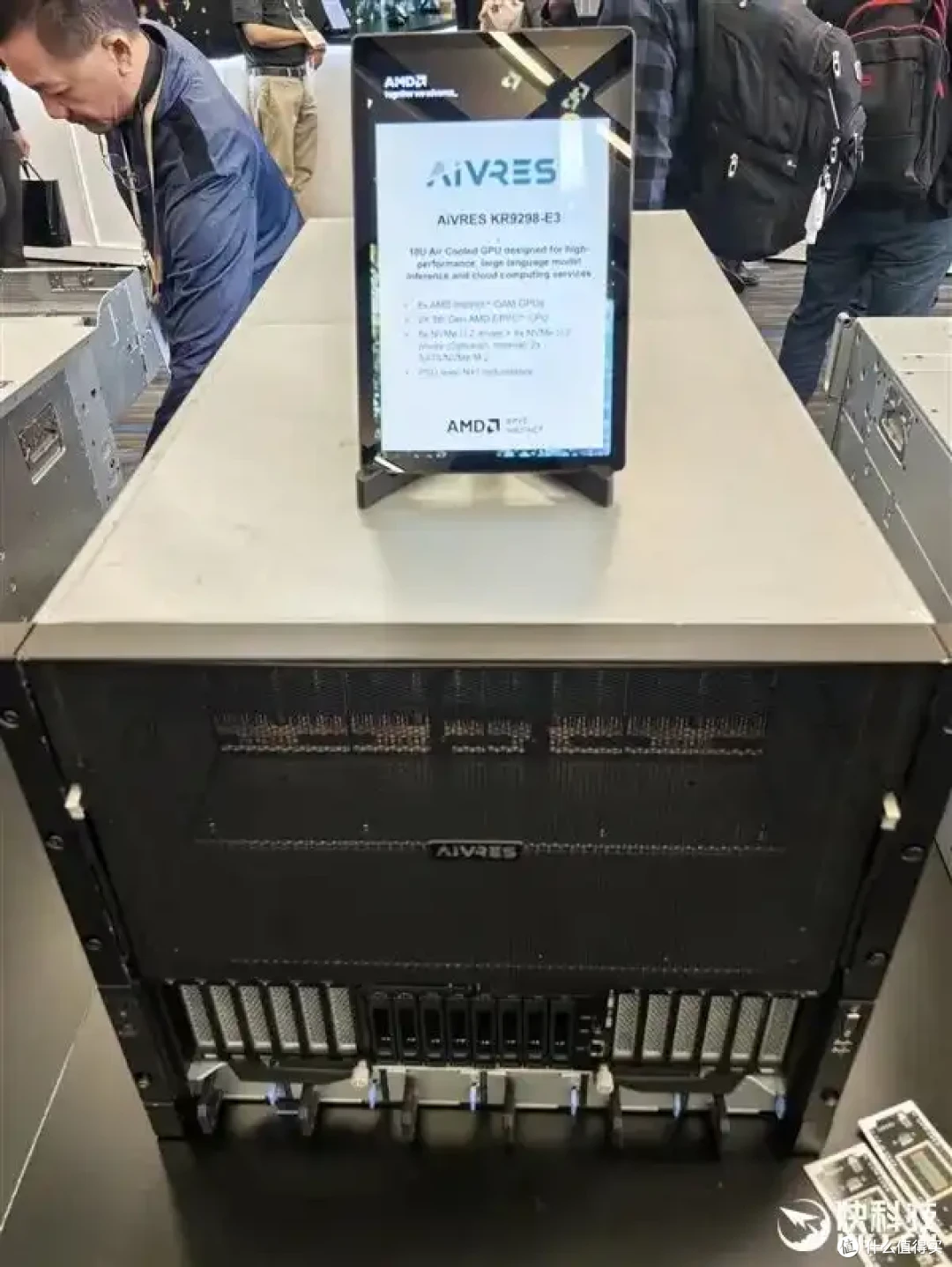 AMD AI加速卡升级288GB内存、1400W功耗野兽！下代更是80万兆网卡