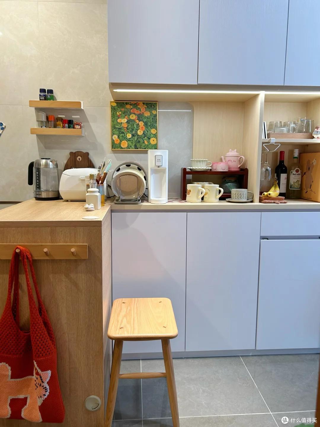 香港一姑娘的房子火了,12㎡首付仅90w,网友:好高级,好想住进去