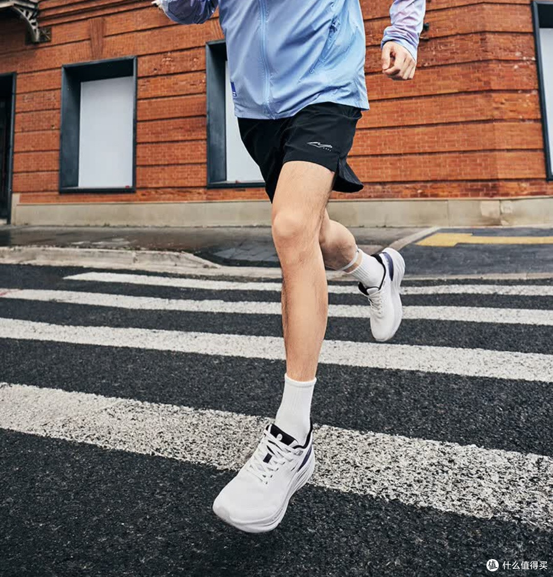 鸿星尔克云步跑步鞋：舒适与实用的完美结合