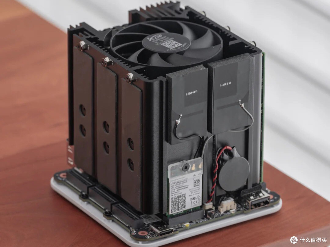 零刻 Me mini：六盘位全闪 NAS 准系统！