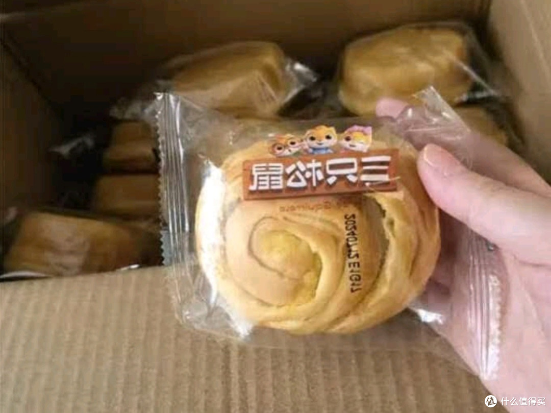 三只松鼠椰蓉手撕面包：早餐新选择，休闲好伴侣！
