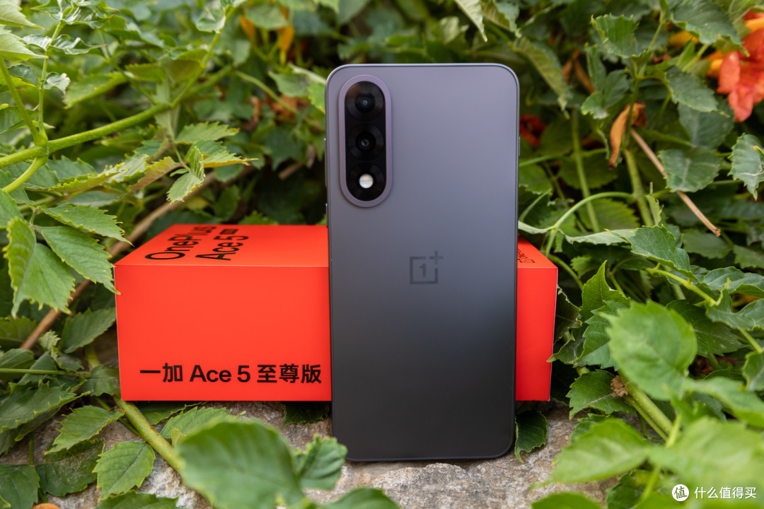 一加 Ace 5 至尊版：这“三芯怪兽”，把游戏手机卷到新高度？