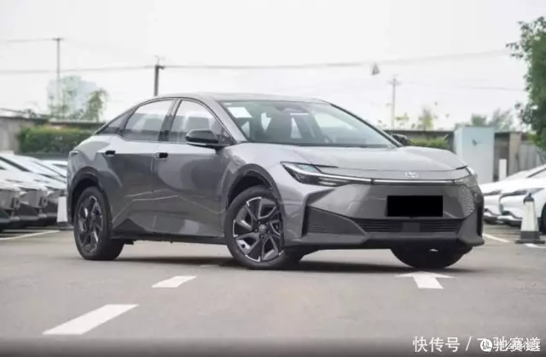 上市就夭折,降7.3万元,车头挂丰田标,沦为网约热门车型