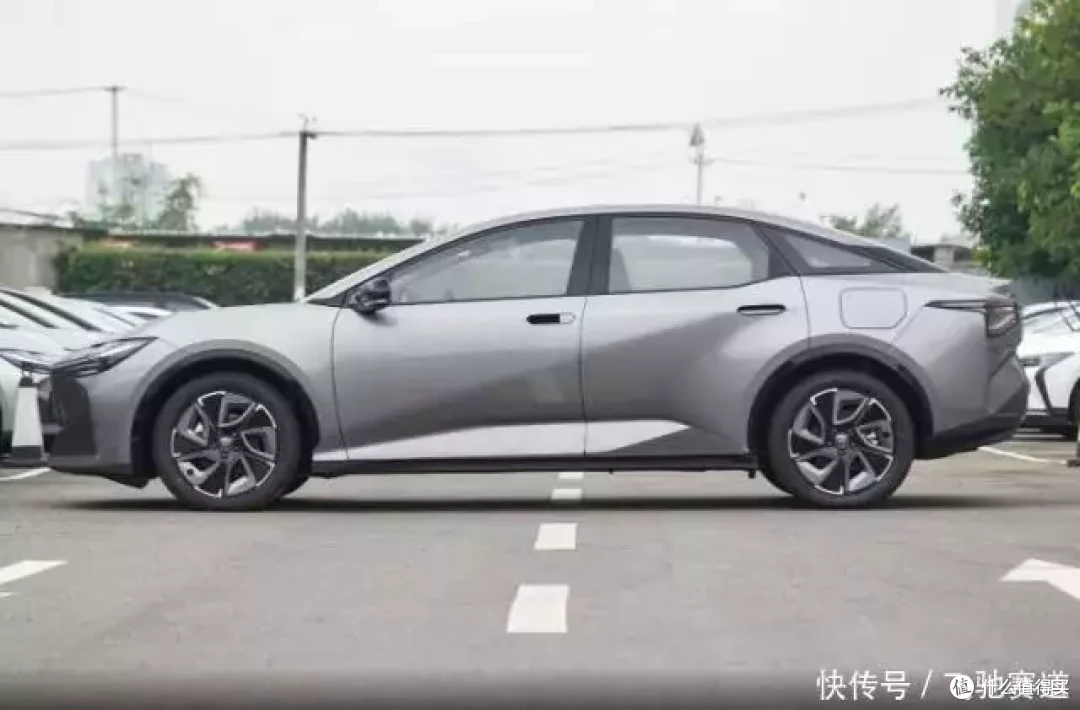 上市就夭折,降7.3万元,车头挂丰田标,沦为网约热门车型
