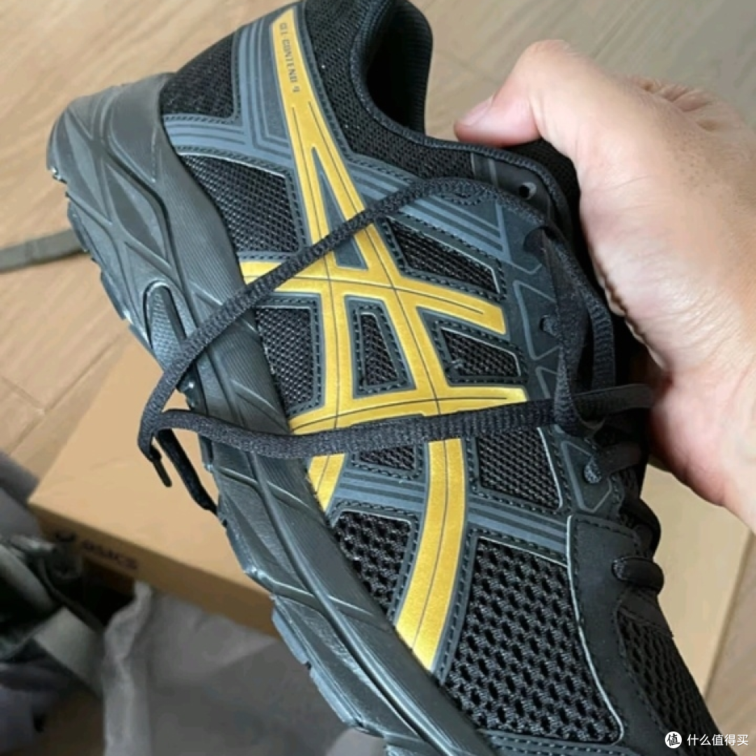 性能与颜值的完美融合——亚瑟士GEL-CONTEND 4黑金跑鞋