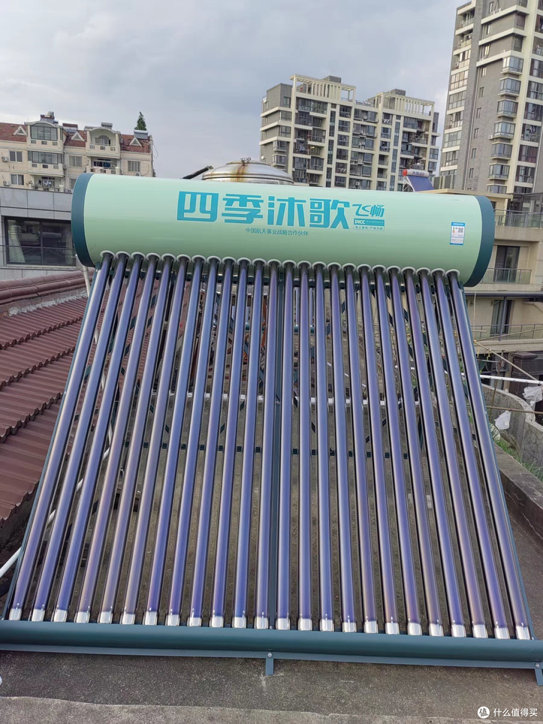 四季沐歌新款太阳能热水器：温暖高效新体验