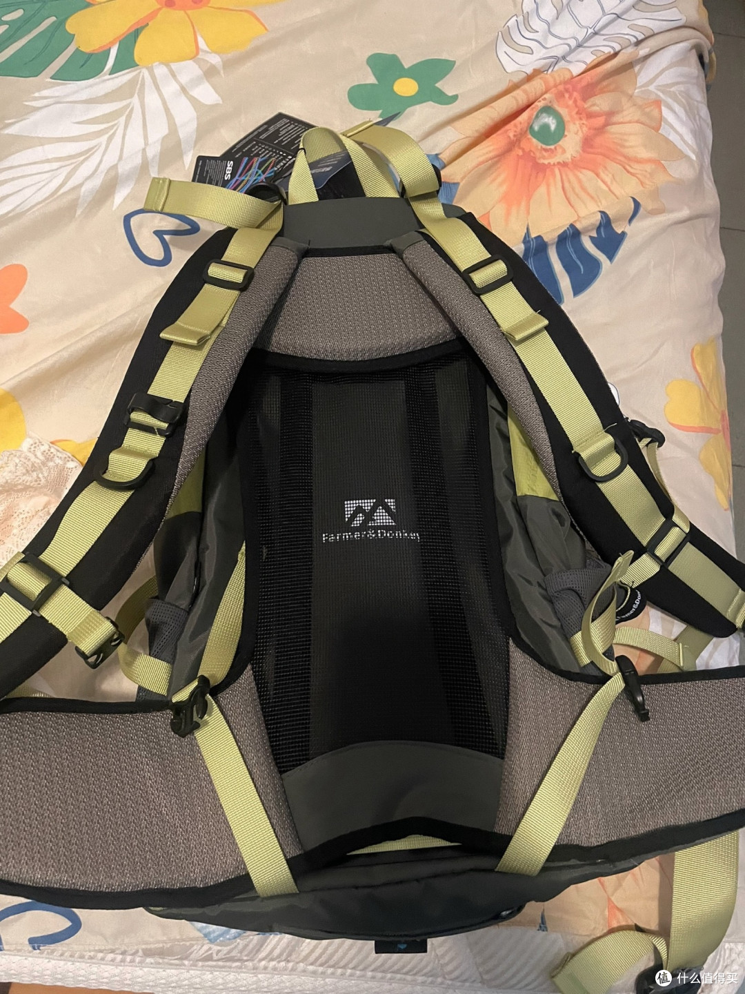 大容量轻便设计的户外登山包