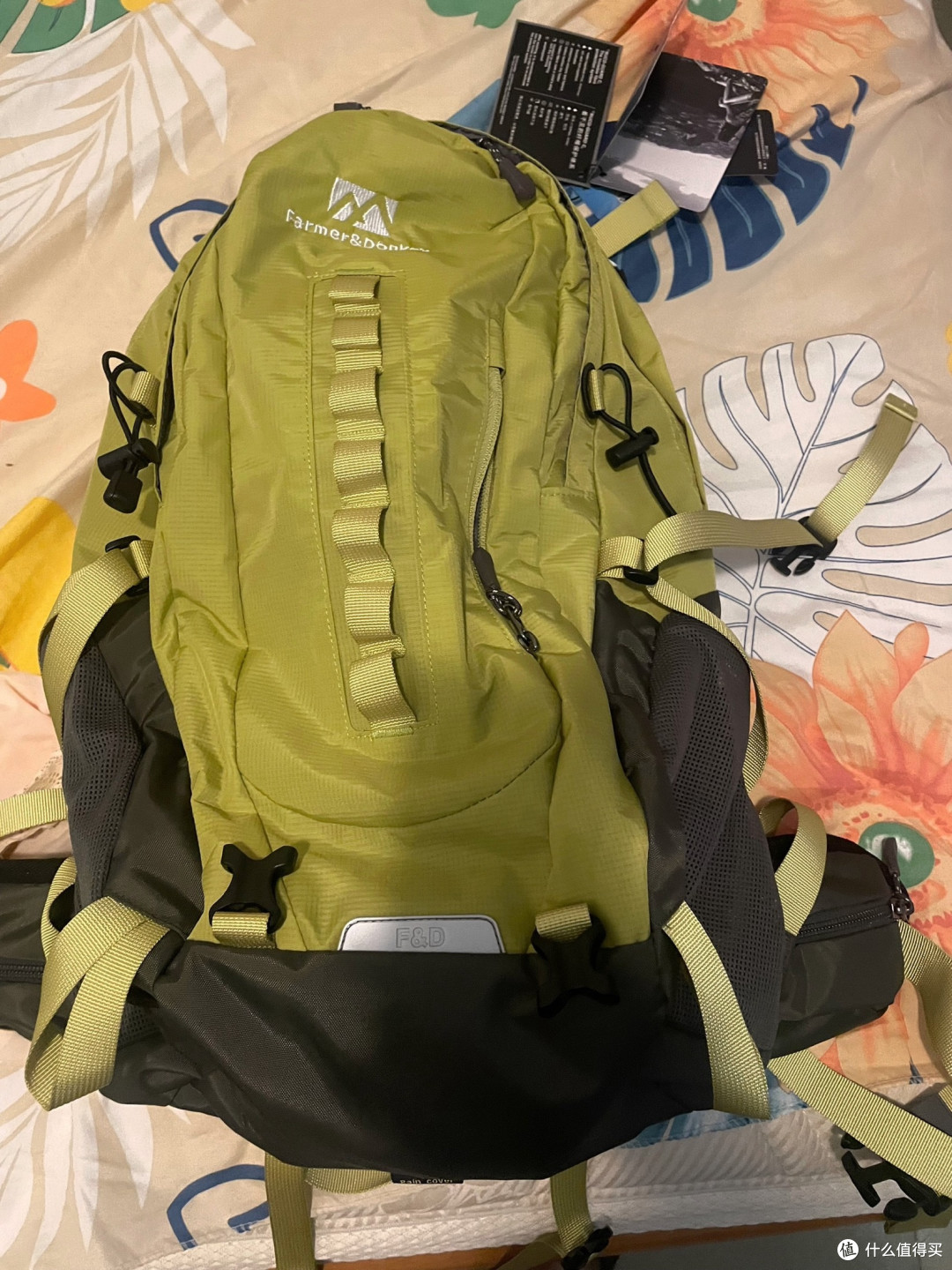 大容量轻便设计的户外登山包