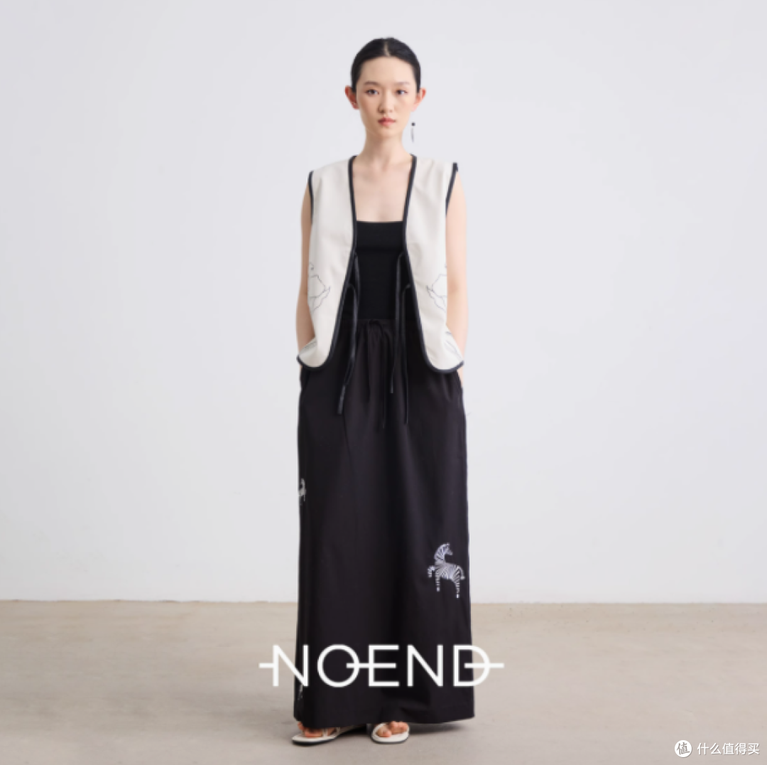 NOEND花卉刺绣拼接皮料撞色系带宽松 V 领马甲:时尚与传统的交织