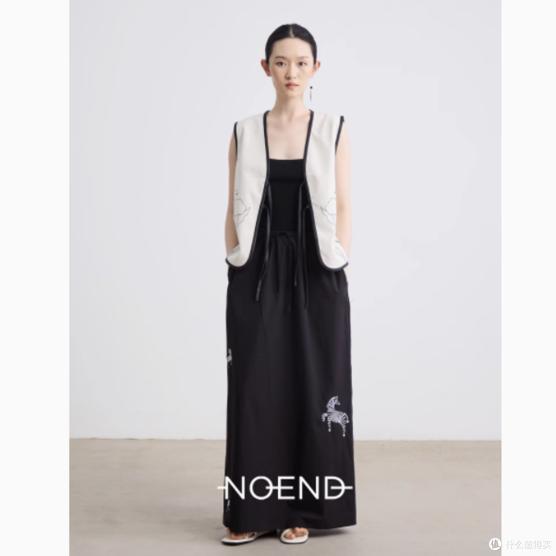 NOEND花卉刺绣拼接皮料撞色系带宽松 V 领马甲:时尚与传统的交织