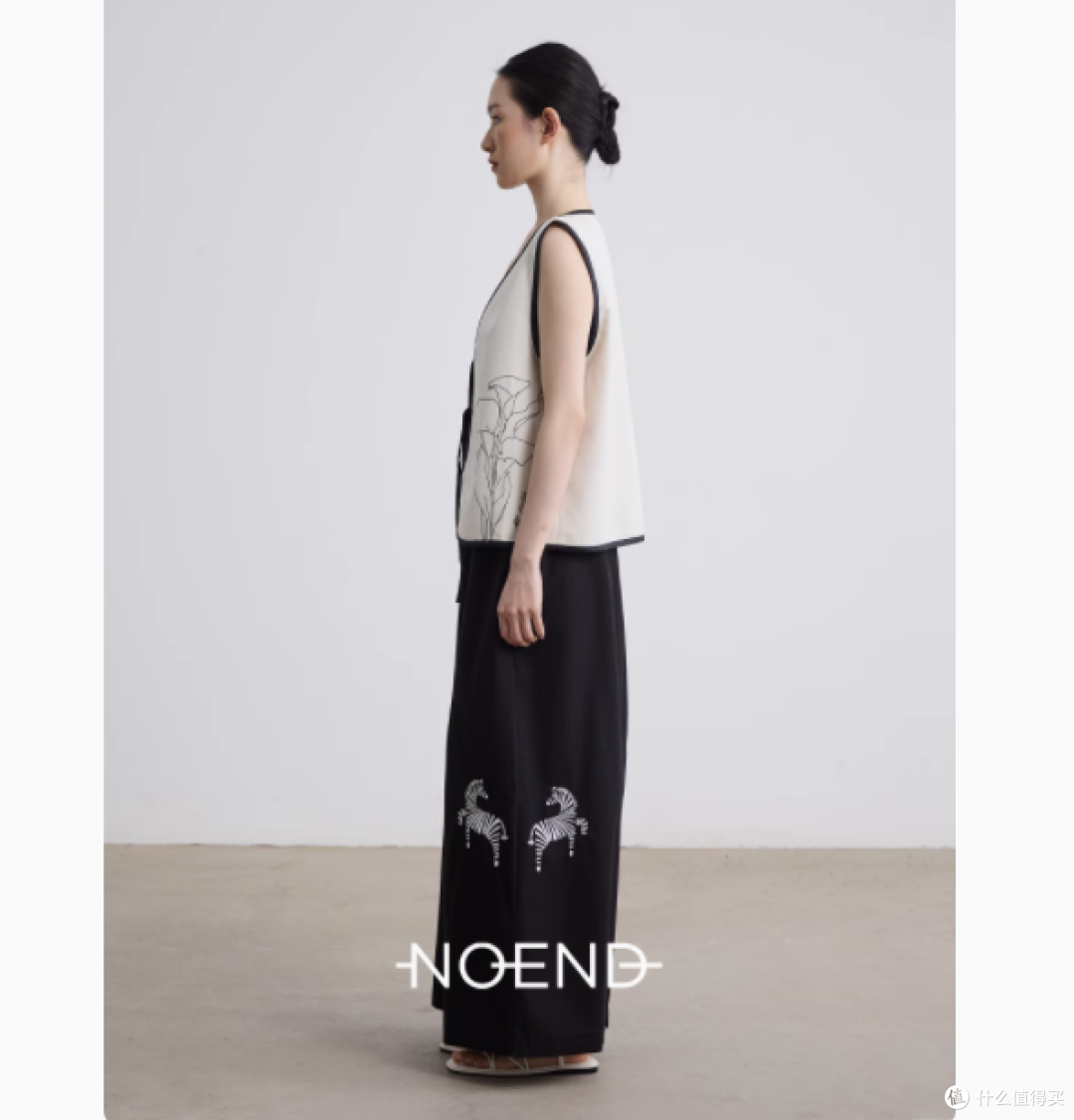 NOEND花卉刺绣拼接皮料撞色系带宽松 V 领马甲:时尚与传统的交织