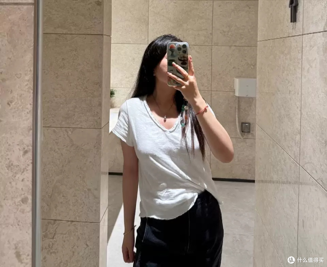 亚麻T恤的夏日体验：舒适与优雅的完美邂逅