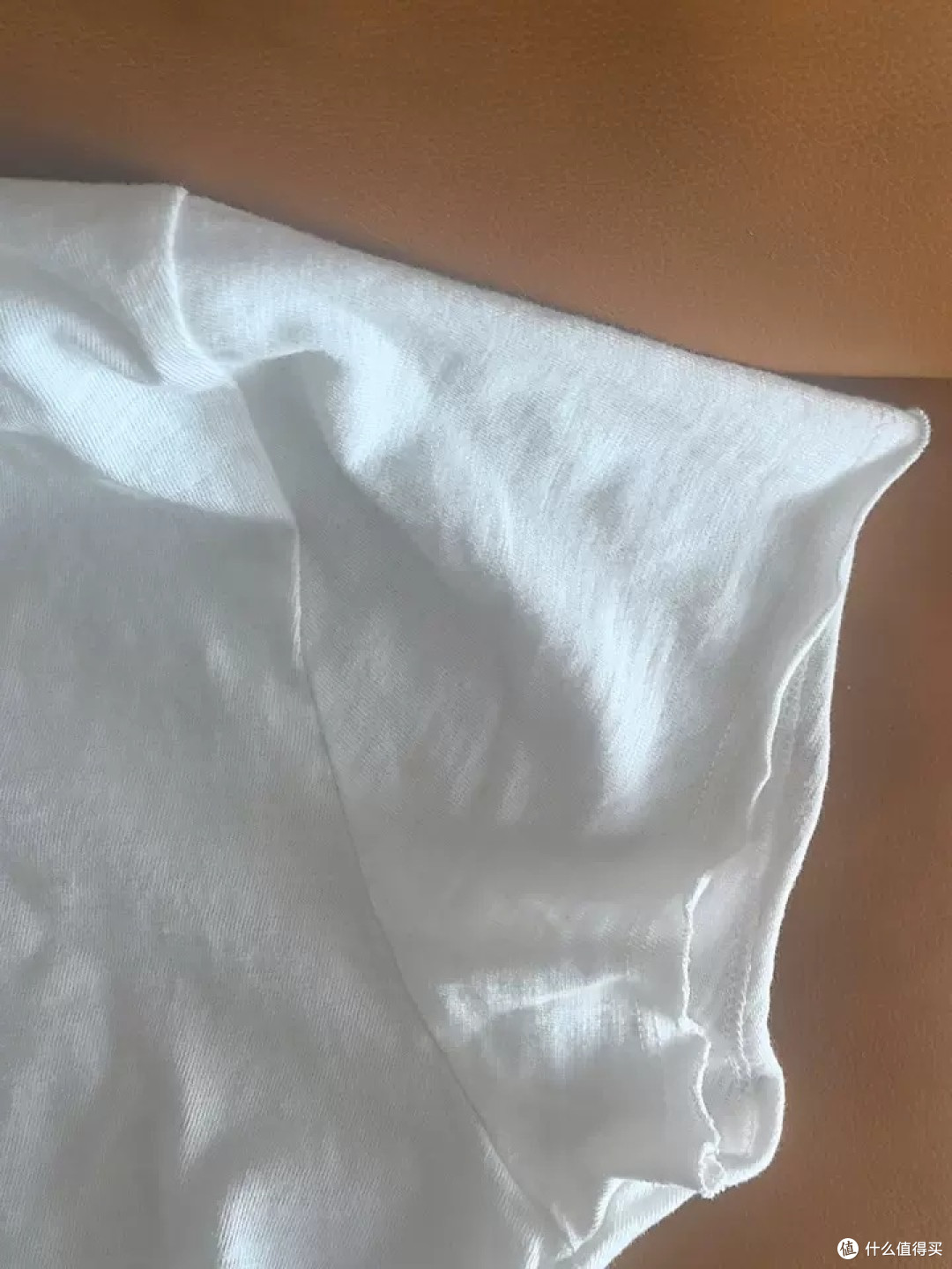亚麻T恤的夏日体验:舒适与优雅的完美邂逅