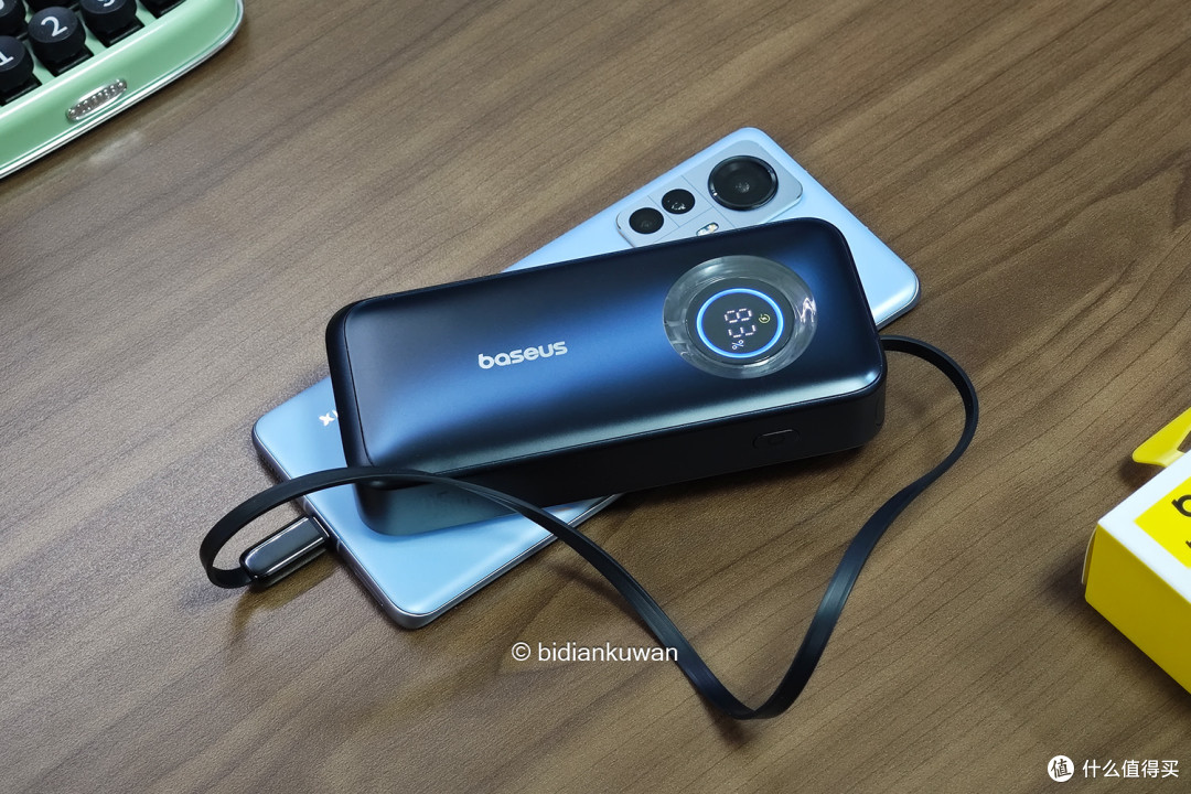 自带伸缩线,出门无负担!倍思灵动充10000mAh 45W充电宝实测