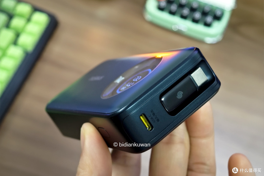 自带伸缩线,出门无负担!倍思灵动充10000mAh 45W充电宝实测