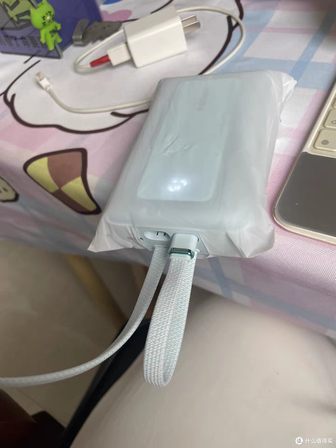 安克S1伸缩线充电宝体验：45W快充+超薄设计，iPhone的完美拍档  