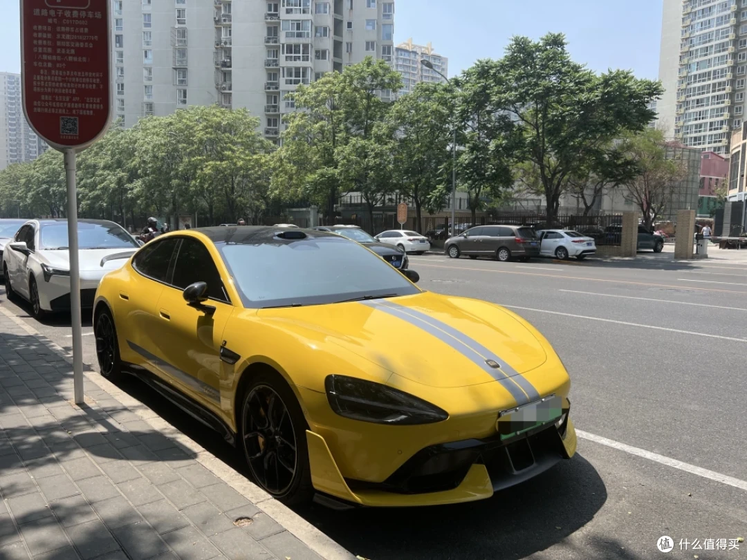 小米拼了！大批YU7现身小米工厂，保证上市交付