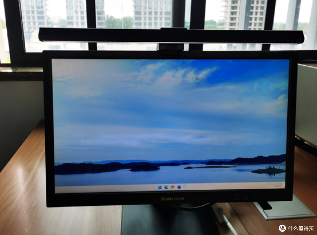 体验后向同事疯狂安利的屏幕挂灯,护眼与智能的完美结合