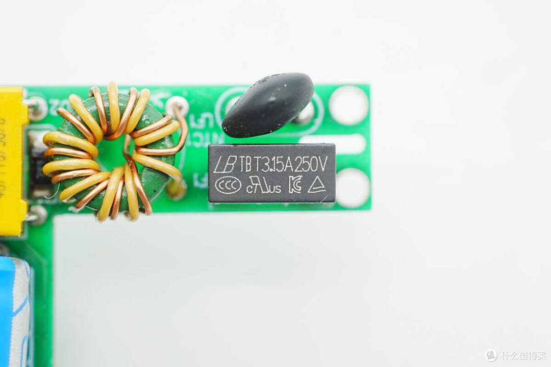 功率密度达2.24W/cm³,硅动力65W slim超薄氮化镓快充方案解析