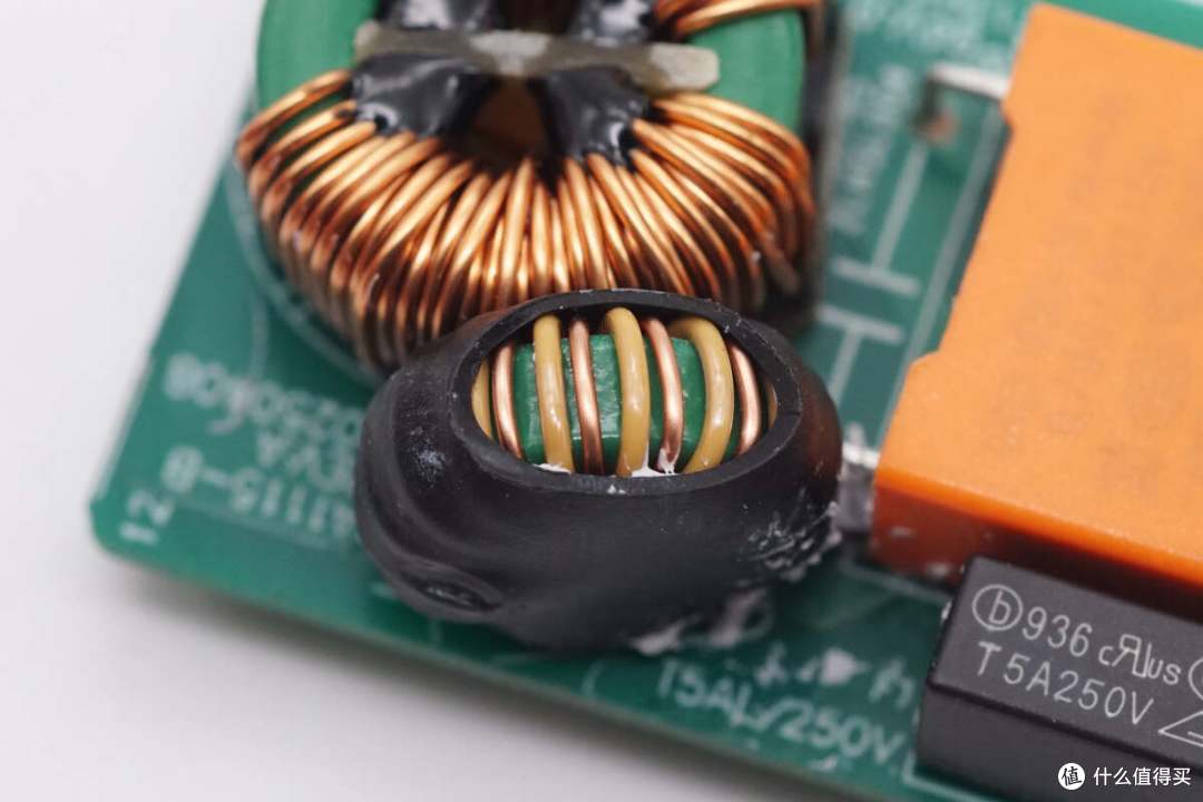 拆解报告:ANKER安克智显充Lite 100W氮化镓充电器A121B