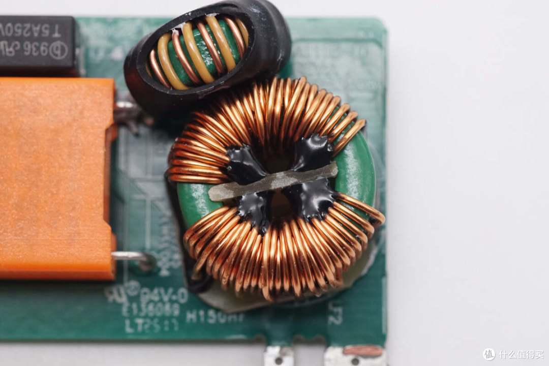 拆解报告:ANKER安克智显充Lite 100W氮化镓充电器A121B