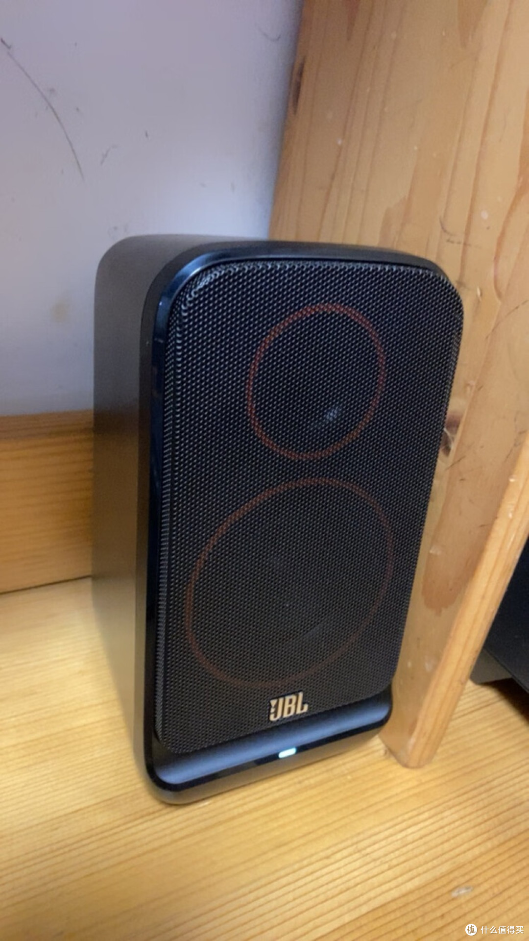 JBL桌面音箱:小体积大音质