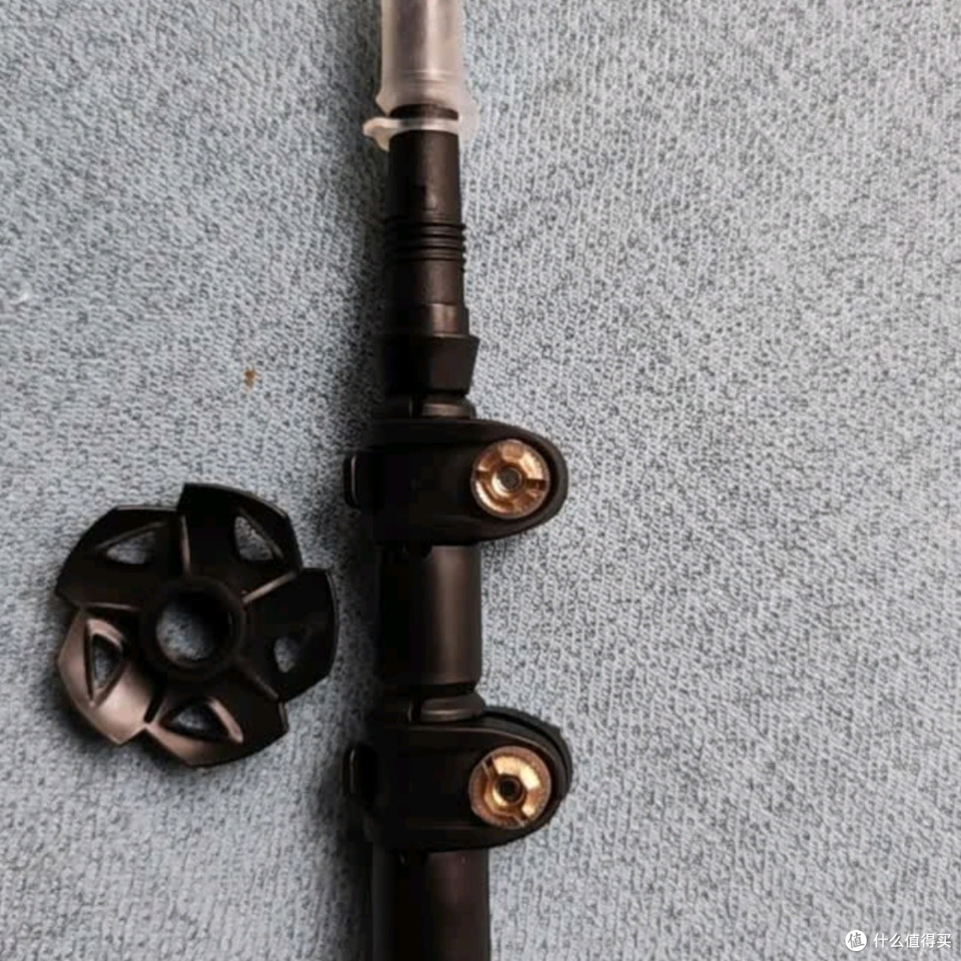 探路者登山杖:碳素轻盈,户外徒步的得力助手