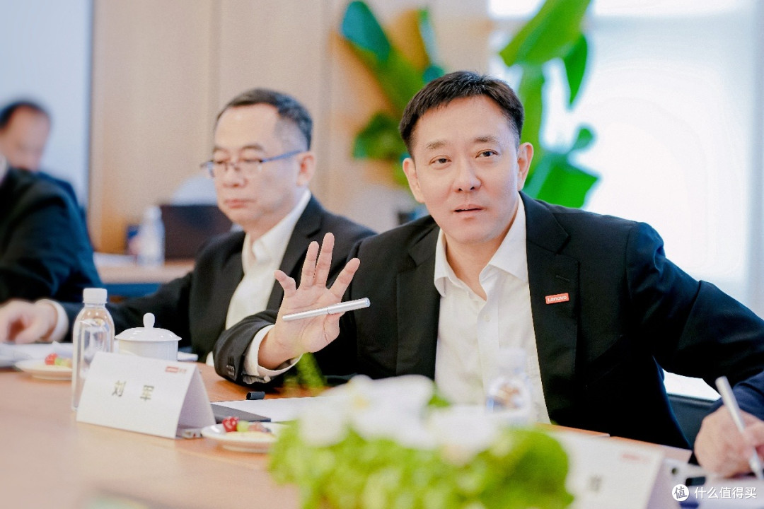 全栈AI核爆！联想刘军打造“硅基战队”，超级智能体颠覆未来