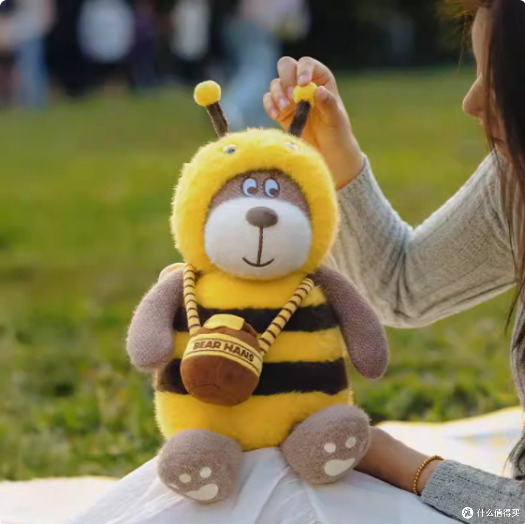小熊汉斯蜜蜂装扮毛绒公仔:萌趣与温暖的完美融合