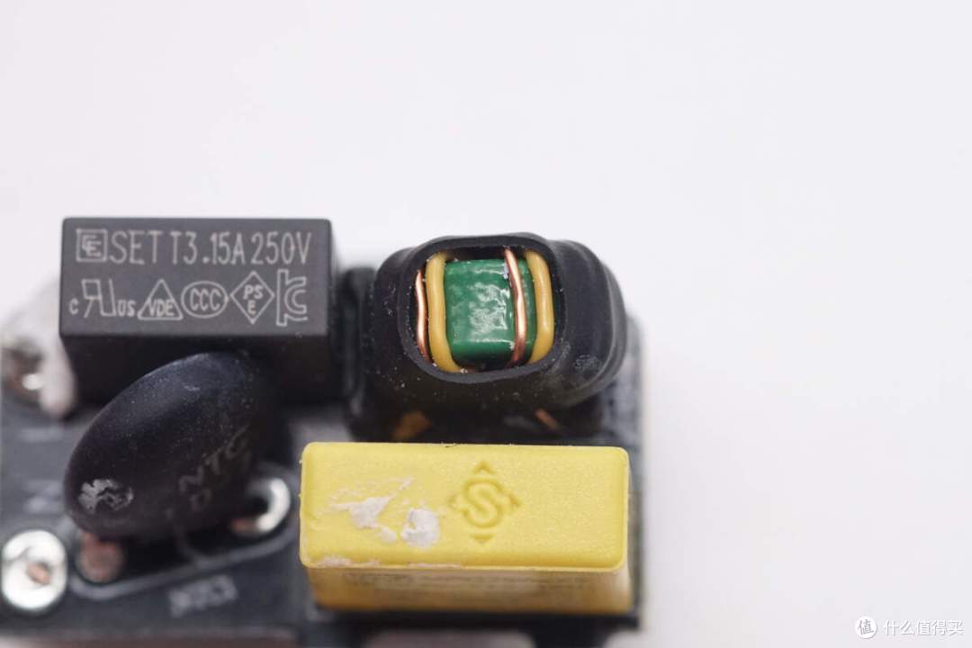 双C口和线均支持67W快充,倍思伸缩线氮化镓充电器拆解