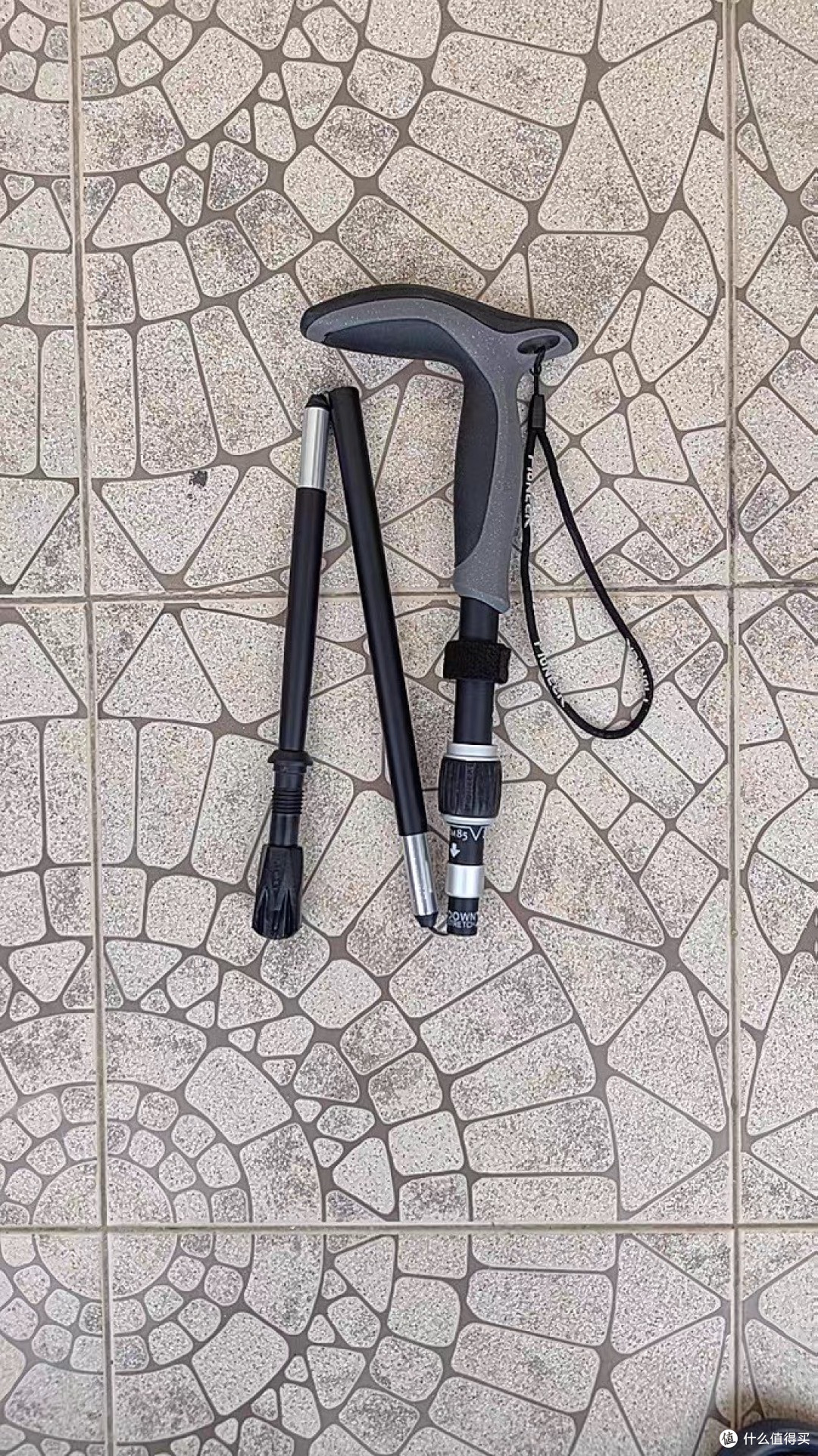 碳纤维登山杖和高弹速干裤的搭配