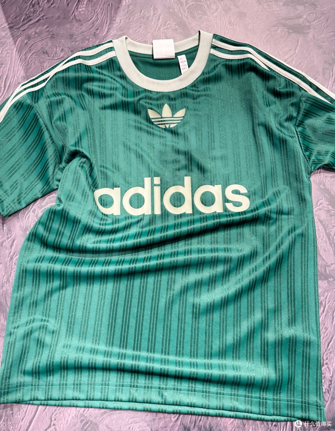 adidas Originals ADICOLOR 绿色条纹短袖 T 恤:经典条纹,活力碰撞