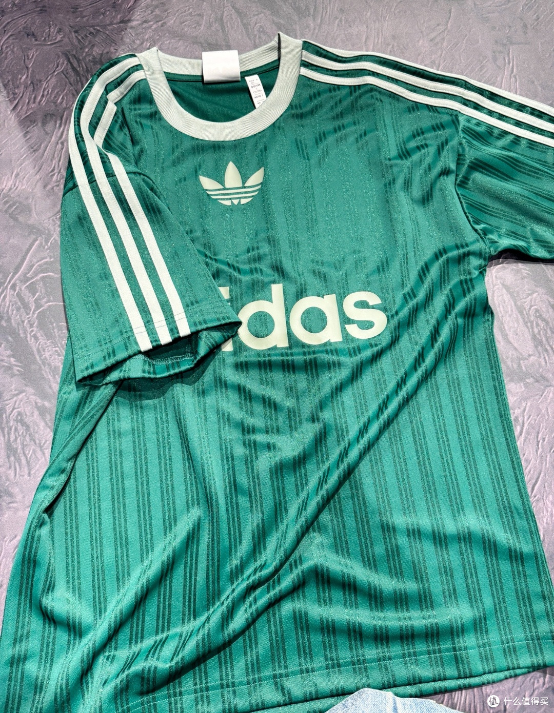 adidas Originals ADICOLOR 绿色条纹短袖 T 恤:经典条纹,活力碰撞