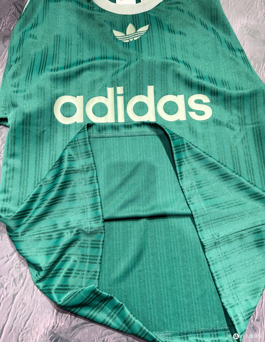 adidas Originals ADICOLOR 绿色条纹短袖 T 恤:经典条纹,活力碰撞