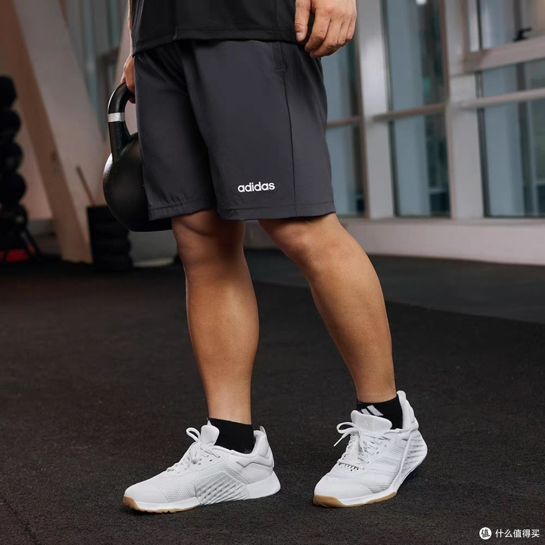 阿迪达斯DW9568短裤:简约舒适
