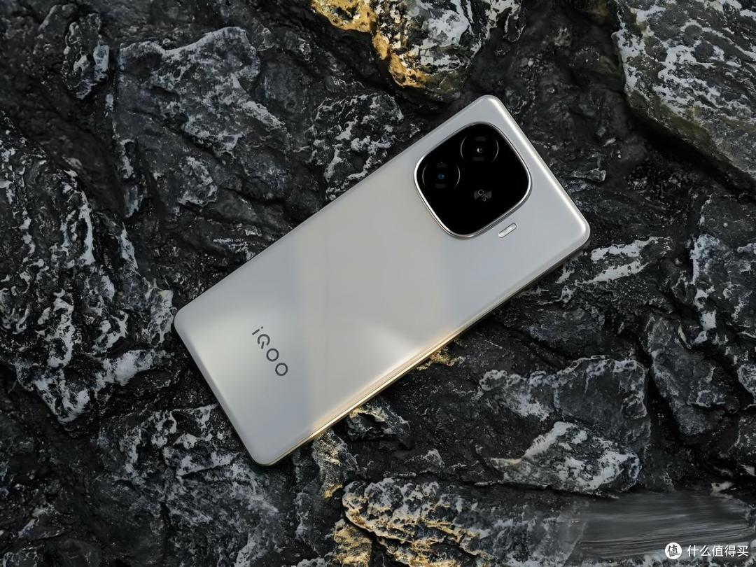 千元机也如此“猛”，天玑8400+7620mAh+1.5K护眼屏，只卖1699元