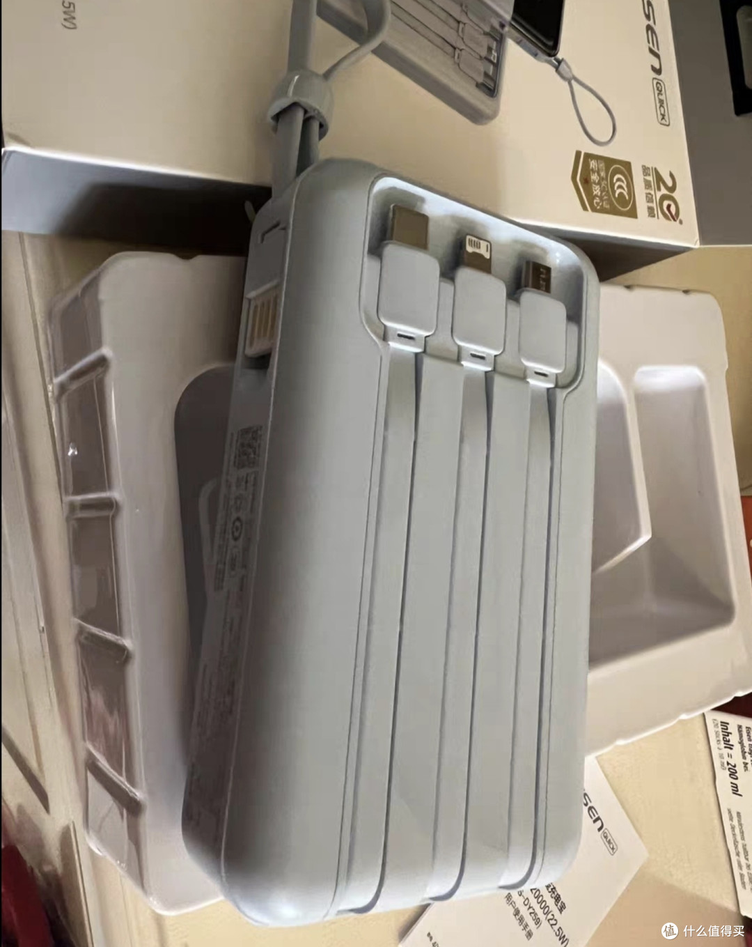 品胜20000毫安充电宝：轻巧便携