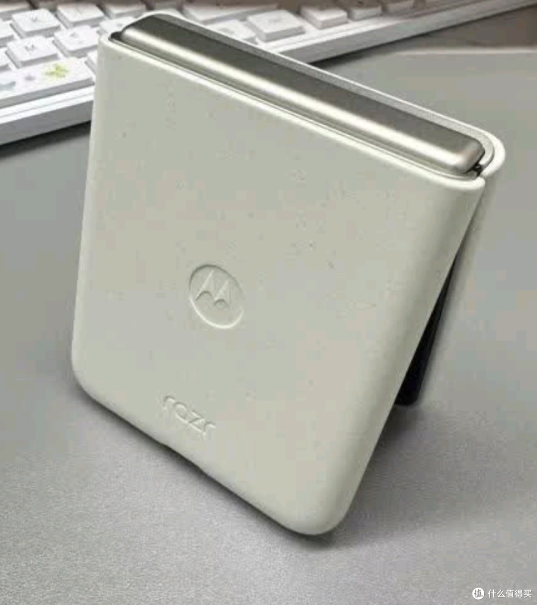 摩托罗拉 联想moto razr 60 第六代折叠屏 60万次折叠认证