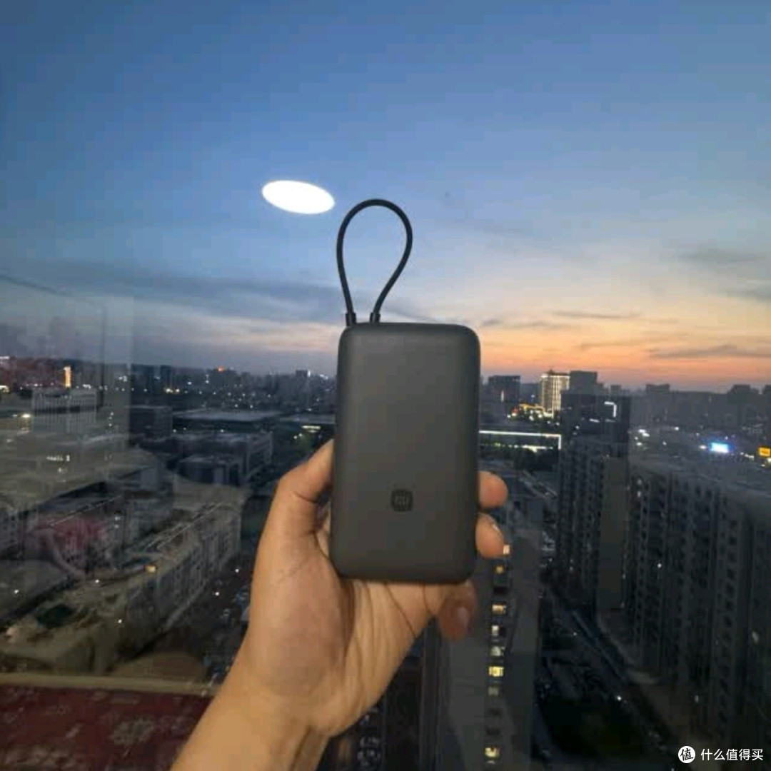 充电宝便携性大比拼:口袋大小的轻巧设计VS超大容量的旅行必备款