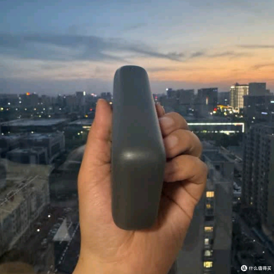 充电宝便携性大比拼:口袋大小的轻巧设计VS超大容量的旅行必备款