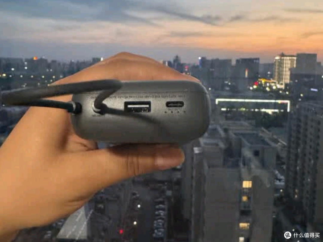 充电宝便携性大比拼:口袋大小的轻巧设计VS超大容量的旅行必备款