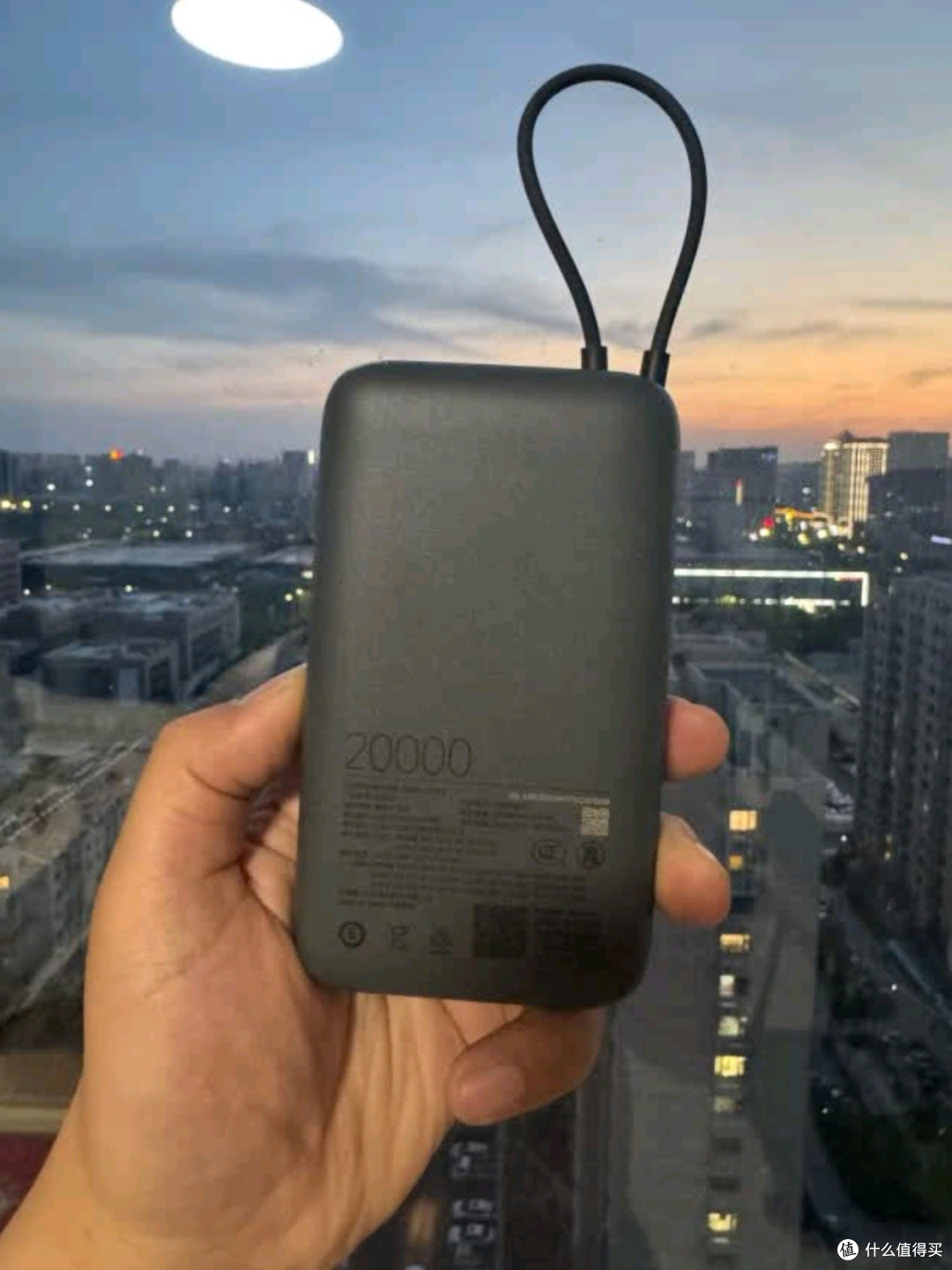 充电宝便携性大比拼:口袋大小的轻巧设计VS超大容量的旅行必备款