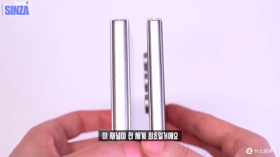 三星Galaxy Z Fold7折叠手机机模上手:最薄处4.54毫米